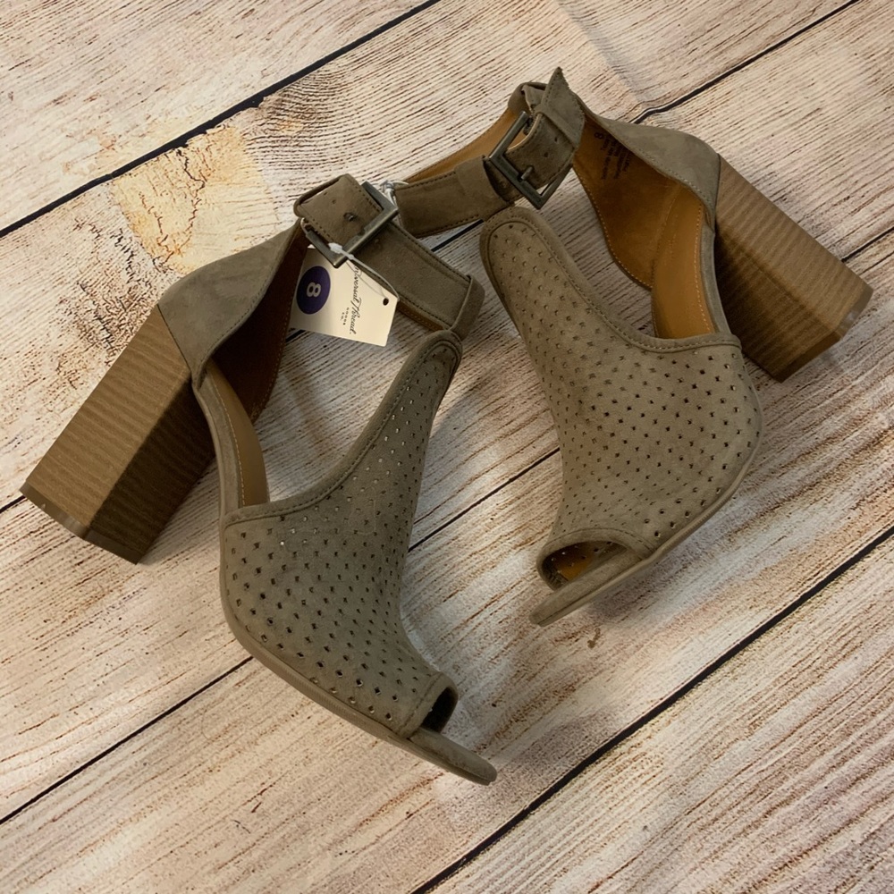 Universal Thread Hannah Block Heeled Pumps - Picture 5 of 6